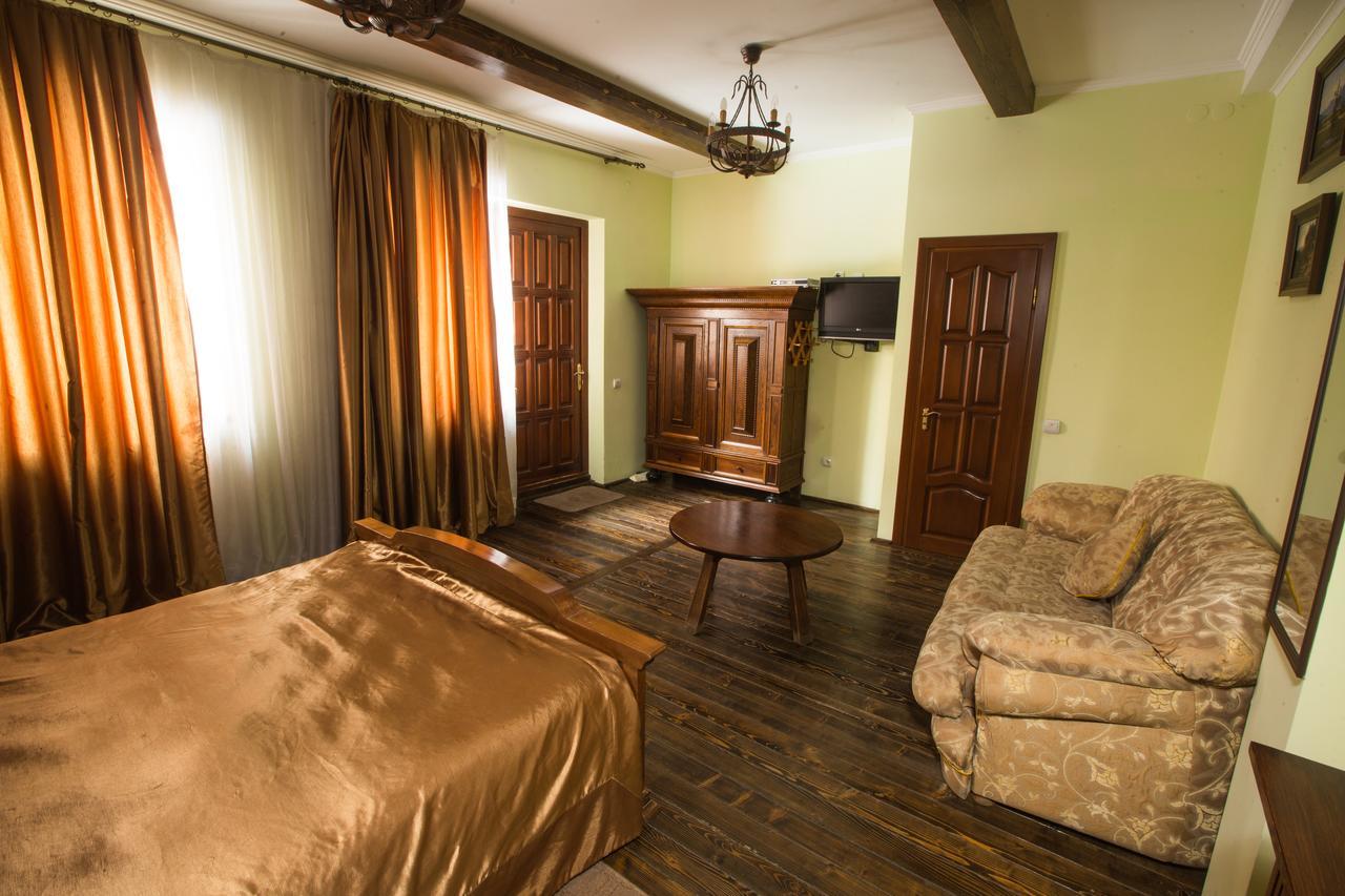 Magnat Lux Hotel Cernăuți Exterior foto